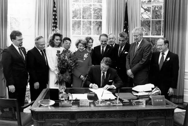 President Ronald Reagan signing Proclamation 5574, November 20, 1986 (Image: American Rose Society)